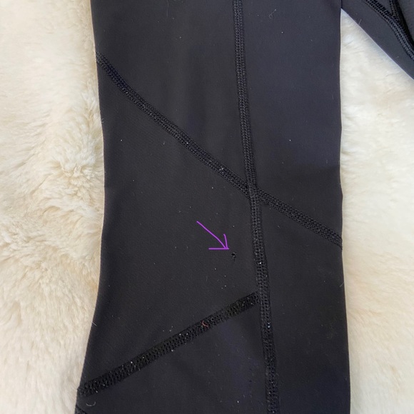 Lululemon leggings. Black. Size 4. Side Pockets - Picture 5 of 5